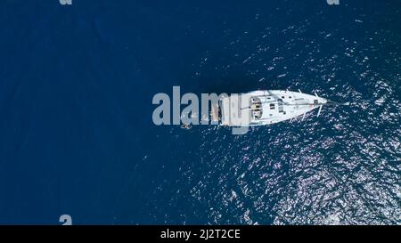 Draufsicht auf das Segelboot im Meer. Stockfoto