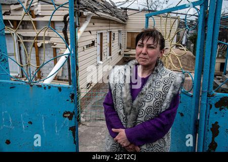 Mariupol, Ukraine. 03. April 2022. Eine Frau, die vor ihrer Muschel gesehen wurde, beschädigte das Haus. Der Kampf zwischen Russland und der Ukraine unter der Führung des Asow-Bataillons wird in der Hafenstadt Mariupol fortgesetzt. Kredit: SOPA Images Limited/Alamy Live Nachrichten Stockfoto