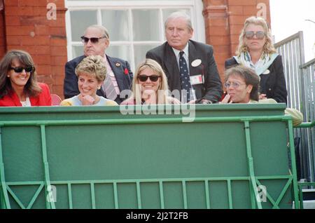 Cliff Richard tritt Prinzessin Diana bei den Stella Artois Tennis Championships in West London in die königliche Box ein. 13.. Juni 1993. Stockfoto