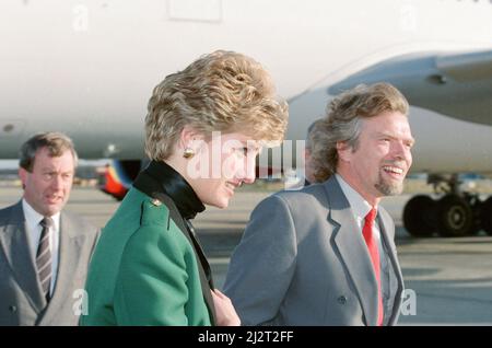 Prinzessin Diana, die Prinzessin von Wales, mit dem CEO von Virgin Atlantic, Richard Branson.heute startet die Prinzessin den neuen Airbus 340 von Richard Branson, dem Geschäftsmagnaten von Virgin Atlantic. Es heißt „die Dame in Rot“ am Flughafen Heathrow, London Bild aufgenommen am 6.. Dezember 1993 Stockfoto