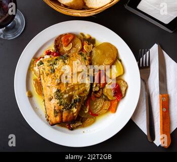Gebackenes Lachsfilet mit Gemüsemischung Stockfoto