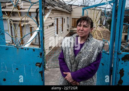 Mariupol, Ukraine. 03. April 2022. Eine Frau, die vor ihrer Muschel gesehen wurde, beschädigte das Haus. Der Kampf zwischen Russland und der Ukraine unter der Führung des Asow-Bataillons wird in der Hafenstadt Mariupol fortgesetzt. (Foto: Maximilian Clarke/SOPA Images/Sipa USA) Quelle: SIPA USA/Alamy Live News Stockfoto