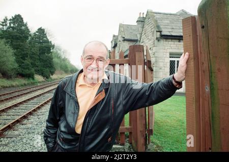 Jim Bowen bei der Eisenbahn, die an seinem Haus in Arkholme, Lancashire, vorbeifährt. 9.. April 1993. Stockfoto