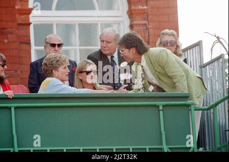 Cliff Richard tritt Prinzessin Diana bei den Stella Artois Tennis Championships in West London in die königliche Box ein. 13.. Juni 1993. Stockfoto