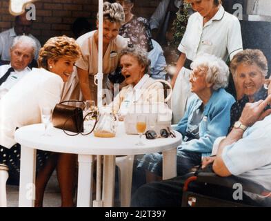 Prinzessin Diana besucht Wales, Mittwoch, den 30.. Juni 1993. Unser Bild Zeigt ... Prinzessin Diana plaudert mit Bewohnern, nachdem sie das Burges House Nursing Home in Newport Road eröffnet hat Stockfoto