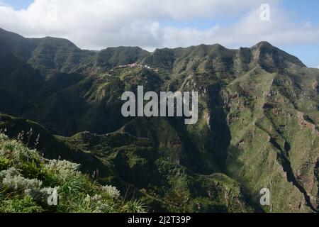 Das spanische Dorf Las Carboneras im Anaga-Gebirge auf Teneriffa, von der Stadt Taborno aus gesehen, Anaga Rural Park, Kanarische Inseln, Spanien. Stockfoto