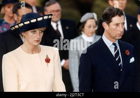 Prinz Charles und Prinzessin Diana auf einem gemeinsamen Bild während eines Auslandsbesuches in Südkorea. Dieses Bild zeigt die Belastung der Gesichter des Königspaares, das eine Ehekrise durchmacht.Hier stehen sie schweigend am Monument der nicht identifizierten Soldaten auf dem Nationalen Friedhof, nachdem sie für einen viertägigen Besuch in Seoul angekommen sind. Montag, 2.. November 1992. Stockfoto