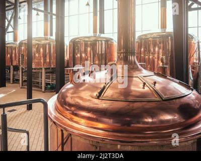 Brauereianlagen. Brühherstellung. Runde cooper Lagertanks für die Biergärung und -Reifung. Stockfoto