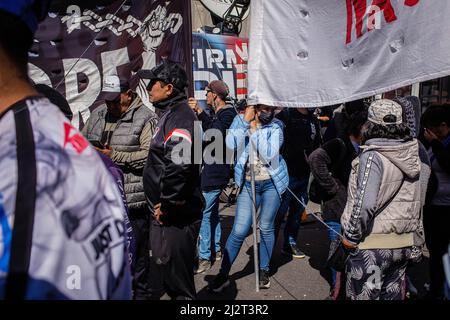 Buenos Aires, Argentinien. 01. April 2022. Eine Frau hält eine Fahne vor dem Ministerium für soziale Entwicklung auf der Straße 9 de Julio, während sie den Reden während der Kundgebung zuhört. Die politischen Organisationen, aus denen die Piquetera-Einheit besteht, veranstalteten ein Lager in der Avenida 9 de Julio, der wichtigsten Straße der Stadt Buenos Aires, 48 Stunden vor dem Ministerium für soziale Entwicklung, um die mangelnde Reaktion der Regierung von Präsident Alberto Fernandez auf ihre Bedürfnisse anzuprangern. (Foto von Nacho Boullosa/SOPA Images/Sipa USA) Quelle: SIPA USA/Alamy Live News Stockfoto