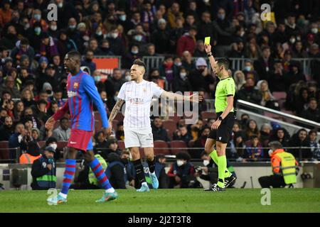 BARCELONA, SPANIEN - 3. APRIL: Der Spieler des FC Barcelona kämpft mit dem Spieler des FC Sevilla während des La Liga-Spiels zwischen FC Barcelona und dem FC Sevilla am 3. April 2022 in Campo Nou in Barcelona, Spanien, um den Ball. (Foto von Sara Aribó/Pximages) Kredit: Px Images/Alamy Live News Stockfoto