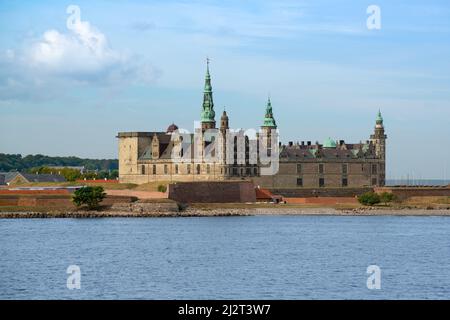 Blick vom Meer auf Schloss Kronborg in Helsingor (Elsinore). Die wichtigsten Renaissanceschlösser Nordeuropas, weltweit bekannt aus Shakespeares Ha Stockfoto