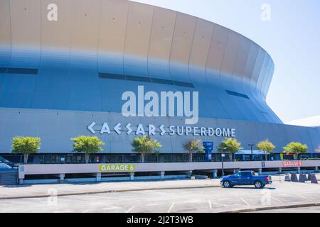 NEW ORLEANS, LA, USA - 3. APRIL 2022: Seiteneingang von Caesars Superdome mit Parkplatz während des NCAA Men's Final Four Basketball Tournament Stockfoto