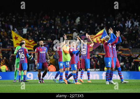 BARCELONA, SPANIEN - 3. APRIL: Die Spieler des FC Barcelona feiern am 3. April 2022 in Barcelona, Spanien, den Sieg nach dem La Liga-Spiel zwischen dem FC Barcelona und dem FC Sevilla in Campo Nou. (Foto von Sara Aribó/Pximages) Kredit: Px Images/Alamy Live News Stockfoto