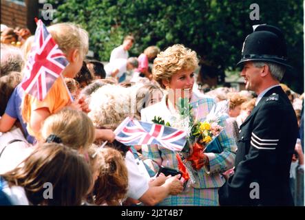 Prinzessin Diana, Königliche Hoheit der Prinzessin von Wales während ihres Besuches in Newcastle Upton Tyne, Nordostengland.die Prinzessin lächelt und entschuldigt Sgt Ron Ardley, nachdem sie versehentlich auf seinem Fuß vor dem St. Oswalds Hospiz Gosforth steht. Die Menge ist versammelt, winkt mit ihren Union Jack Flaggen und freut sich sehr, die Prinzessin zu sehen. Bild aufgenommen am 5.. August 1992 Stockfoto