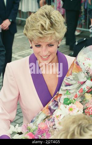 Ihre Königliche Hoheit, Prinzessin Diana, besucht die Hull-Zweigstelle des „Relate“ Marriage Leitzentrums. Yorkshire. England. Foto aufgenommen : Juni 24. 1992 Stockfoto