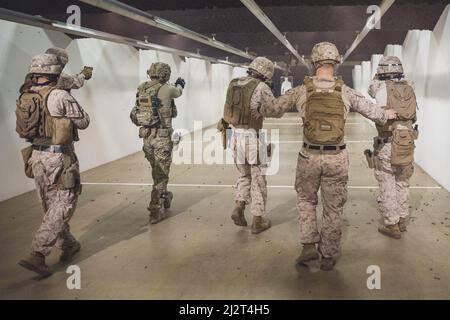 220329-M-AU949-0307 MARINESTÜTZUNGSAKTION, Bahrain (29. März 2022) - US-Marineinfanteristen mit dem Central Command (FASTCENT) des Anti-Terror-Sicherheitsteams der Flotte und einem US-Soldaten mit 5. Special Forces Group (SFG) (Airborne) setzen Ziele während eines Kampfkampfes an Bord eines Marineprogramms ein Bahrain, 29. März. FASTCENT stellt Botschaften, Konsulaten und anderen wichtigen nationalen Vermögenswerten im gesamten Verantwortungsbereich des US Central Command Expeditions- und Sicherheitskräfte zur Verfügung. (USA Marine Corps Foto von Staff Sgt. Victor A. Mancilla) Stockfoto