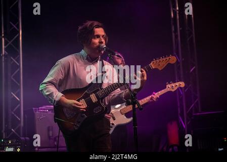 Grimsby, Großbritannien. 3. April 2022. China Bear treten in der Docks Academy als Support-Act für die Frühjahrstour 2022 von October Drift UK auf. Kredit: Gary Stafford/Alamy Live Nachrichten Stockfoto