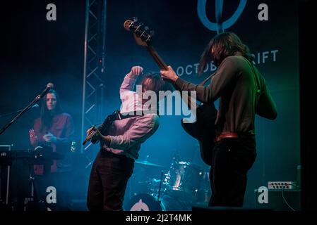 Grimsby, Großbritannien. 3. April 2022. China Bear treten in der Docks Academy als Support-Act für die Frühjahrstour 2022 von October Drift UK auf. Kredit: Gary Stafford/Alamy Live Nachrichten Stockfoto