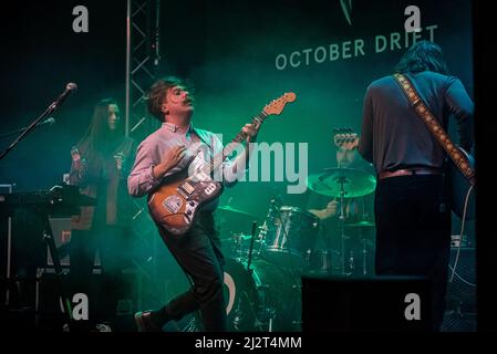 Grimsby, Großbritannien. 3. April 2022. China Bear treten in der Docks Academy als Support-Act für die Frühjahrstour 2022 von October Drift UK auf. Kredit: Gary Stafford/Alamy Live Nachrichten Stockfoto