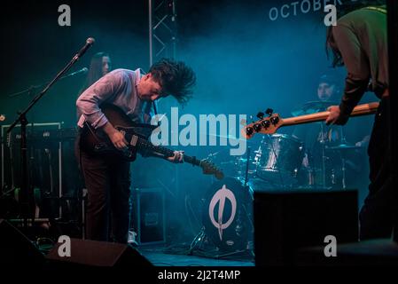 Grimsby, Großbritannien. 3. April 2022. China Bear treten in der Docks Academy als Support-Act für die Frühjahrstour 2022 von October Drift UK auf. Kredit: Gary Stafford/Alamy Live Nachrichten Stockfoto