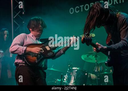 Grimsby, Großbritannien. 3. April 2022. China Bear treten in der Docks Academy als Support-Act für die Frühjahrstour 2022 von October Drift UK auf. Kredit: Gary Stafford/Alamy Live Nachrichten Stockfoto