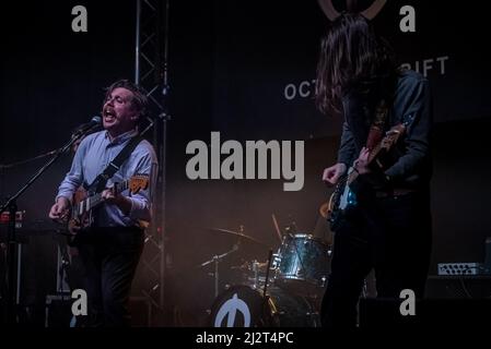 Grimsby, Großbritannien. 3. April 2022. China Bear treten in der Docks Academy als Support-Act für die Frühjahrstour 2022 von October Drift UK auf. Kredit: Gary Stafford/Alamy Live Nachrichten Stockfoto