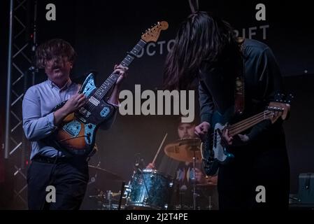 Grimsby, Großbritannien. 3. April 2022. China Bear treten in der Docks Academy als Support-Act für die Frühjahrstour 2022 von October Drift UK auf. Kredit: Gary Stafford/Alamy Live Nachrichten Stockfoto