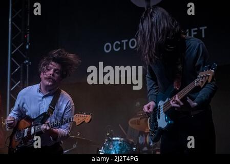 Grimsby, Großbritannien. 3. April 2022. China Bear treten in der Docks Academy als Support-Act für die Frühjahrstour 2022 von October Drift UK auf. Kredit: Gary Stafford/Alamy Live Nachrichten Stockfoto