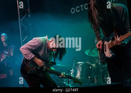 Grimsby, Großbritannien. 3. April 2022. China Bear treten in der Docks Academy als Support-Act für die Frühjahrstour 2022 von October Drift UK auf. Kredit: Gary Stafford/Alamy Live Nachrichten Stockfoto