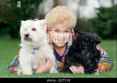 Schauspielerin Pam St. Clement mit ihren zwei Hunden. 14.. April 1992. Stockfoto