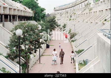 Allgemeine Ansichten der Alexandra Road Wohnsiedlung, richtig bekannt als die Alexandra und Ainsworth Anwesen, aber häufiger Rowley Way genannt. Am 18. August 1993 erhielt sie den Status der Klasse II*. Camden, London. 20.. August 1993. Stockfoto