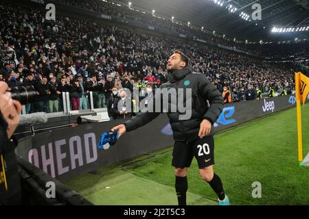 Turin, Italien. 03. April 2022. Hakan Calhanoglu von Inter während des Fußballspiels der italienischen Meisterschaft Serie A zwischen dem FC Juventus und dem FC Internazionale am 3. April 2022 im Allianz-Stadion in Turin, Italien - Foto Nderim Kaceli/DPPI Credit: DPPI Media/Alamy Live News Stockfoto