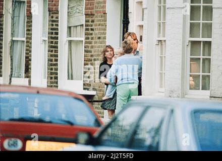 Prinzessin Diana besucht Freundin Carolyn Bartholmew, ehemalige Mitbewohnerin, am Mittwoch, den 10.. Juni 1992 in London. Carolyn Bartholmew trug zu einem umstrittenen Buch über Dianas Ehe bei. Carolyn erzählte, wie Diana an der Schlankheitskrankheit Bulimia nervosa und ihrem verzweifelten Unglück litt. Aber die Prinzessin gab ihr mit einem Kuss ein Gütesiegel. Diana sagte der Welt klar: „Ich stimme allem zu, was sie getan hat.“ Die Presse wurde ein Trinkgeld gegeben, damit sie die emotionale Szene der letzten Nacht erleben konnten. Diana verbrachte eine Stunde mit Carolyn, ihrem Mann William und ihrem Sohn Jack. Stockfoto