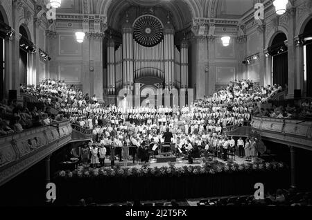 Kirklees Primary School Music Festival - Hunderte von Kirklees Primary Schoolkindern werden am nächsten oder zweiten Tag auf der Rathausplattform gesehen und gehört. Etwa 450 waren gestern Abend auf der Bühne und eine weitere ähnliche Anzahl wird ihre Plätze einnehmen, um das gepackte Publikum sowohl heute Abend als auch morgen Abend zu unterhalten. Etwa 40 Schulen nehmen Teil und neben dem Gesang gibt es Musikstücke sowie eine Orchester- und Blockflötengruppe. 13. Mai 1992. Stockfoto