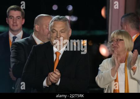 Budapest, Ungarn. 3. April 2022. Der ungarische Ministerpräsident Viktor Orban (Front) nimmt am 3. April 2022 an einer Kundgebung in Budapest, Ungarn, Teil. Die regierende Fidesz-KDNP-Koalition von Orban hat am Sonntag die Parlamentswahlen gewonnen, wie die vorläufigen Ergebnisse des Nationalen Wahlamtes zeigen. Quelle: Attila Volgyi/Xinhua/Alamy Live News Stockfoto