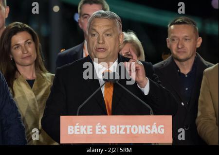 Budapest, Ungarn. 3. April 2022. Der ungarische Premierminister Viktor Orban (C, Front) spricht am 3. April 2022 bei einer Kundgebung in Budapest, Ungarn, mit den Unterstützern. Die regierende Fidesz-KDNP-Koalition von Orban hat am Sonntag die Parlamentswahlen gewonnen, wie die vorläufigen Ergebnisse des Nationalen Wahlamtes zeigen. Quelle: Attila Volgyi/Xinhua/Alamy Live News Stockfoto