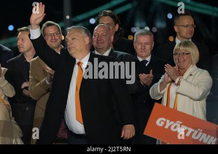 Budapest, Ungarn. 3. April 2022. Der ungarische Ministerpräsident Viktor Orban (Front) winkt den Anhängern bei einer Kundgebung am 3. April 2022 in Budapest, Ungarn. Die regierende Fidesz-KDNP-Koalition von Orban hat am Sonntag die Parlamentswahlen gewonnen, wie die vorläufigen Ergebnisse des Nationalen Wahlamtes zeigen. Quelle: Attila Volgyi/Xinhua/Alamy Live News Stockfoto