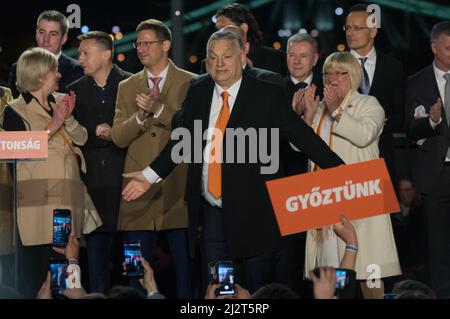 Budapest, Ungarn. 3. April 2022. Der ungarische Premierminister Viktor Orban (C, Front) nimmt am 3. April 2022 an einer Kundgebung in Budapest, Ungarn, Teil. Die regierende Fidesz-KDNP-Koalition von Orban hat am Sonntag die Parlamentswahlen gewonnen, wie die vorläufigen Ergebnisse des Nationalen Wahlamtes zeigen. Quelle: Attila Volgyi/Xinhua/Alamy Live News Stockfoto