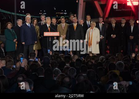 Budapest, Ungarn. 3. April 2022. Der ungarische Premierminister Viktor Orban spricht am 3. April 2022 bei einer Kundgebung in Budapest, Ungarn, mit den Unterstützern. Die regierende Fidesz-KDNP-Koalition von Orban hat am Sonntag die Parlamentswahlen gewonnen, wie die vorläufigen Ergebnisse des Nationalen Wahlamtes zeigen. Quelle: Attila Volgyi/Xinhua/Alamy Live News Stockfoto