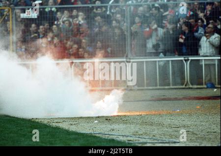 Nottingham Forest gegen Southampton Zenith Data Cup Finale bei Wembley 1992. Nottingham Forest gewann 3-2 nach zusätzlicher Zeit mit zwei Toren von Scot Gemmill und einem von Kingsley Black. Der Zenith Data Systems Cup lief erst etwa 7 Jahre (1985 - 1992) nach der Katastrophe im Heysel-Stadion, als alle englischen Clubs aus Europa verbannt wurden.(Bild) Ein Flair wird auf den Platz geworfen. 29.. März 1992 Stockfoto