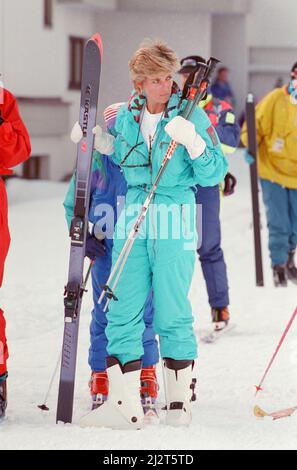 Ihre Königliche Hoheit Prinzessin Diana, die Prinzessin von Wales, genießt einen Skiurlaub in Lech, Österreich. Prinz William und Prinz Harry begleiten sie auf ihrer Reise. Bild aufgenommen am 1.. April 1993 Stockfoto