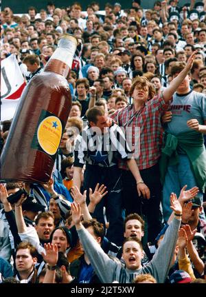 Newcastle United gewinnt die erste Division. Fans säumten sich entlang der Strecke der Spieler im Open-Top-Bus. 10. Mai 1993. Stockfoto