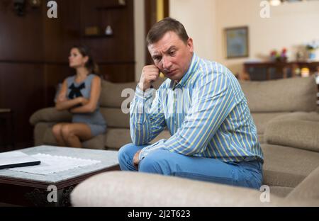 Mann beleidigte nach Streit mit Frau Stockfoto