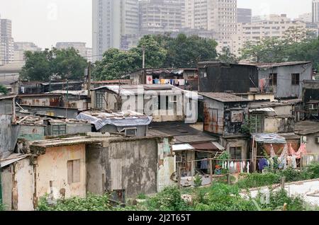 Über Hongkong als der ehemalige konservative Politiker Chris Patten, der bei den Parlamentswahlen 1992 seinen Sitz in Bath verlor, sein Amt als 28. und letzter Gouverneur von Hongkong antritt.Allgemeine Ansicht, die die Lebensbedingungen in einer der ärmsten Gegenden des Territoriums zeigt. 9.. Juli 1992. Stockfoto