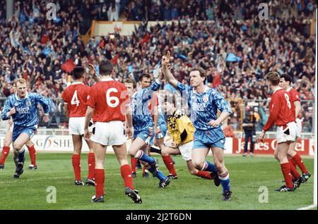 Nottingham Forest gegen Southampton Zenith Data Cup Finale bei Wembley 1992. Nottingham Forest gewann 3-2 nach zusätzlicher Zeit mit zwei Toren von Scot Gemmill und einem von Kingsley Black. Der Zenith Data Systems Cup lief erst etwa 7 Jahre (1985 - 1992) nach der Katastrophe im Heysel-Stadion, als alle englischen Clubs aus Europa verbannt wurden.(Bild) Southampton's Kevin Moore gleicht aus. 29.. März 1992 Stockfoto