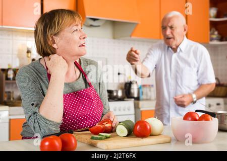 Ältere Frau beleidigte ihren Mann Stockfoto