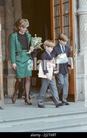 Prinzessin Diana, die Prinzessin von Wales, nimmt ihre Söhne Prinz William und Prinz Harry mit ins National History Museum in London zur See Dinosaur Exhibition. Bild aufgenommen am 13.. April 1992 Stockfoto