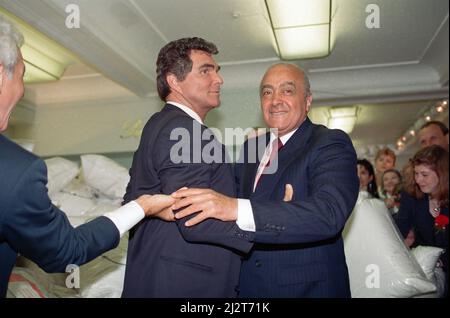 Der amerikanische Schauspieler Burt Reynolds eröffnet den Harrods Sale. Abgebildet mit Harrods-Besitzer Mohamed Al-Fayed. 7.. Juli 1993. Stockfoto