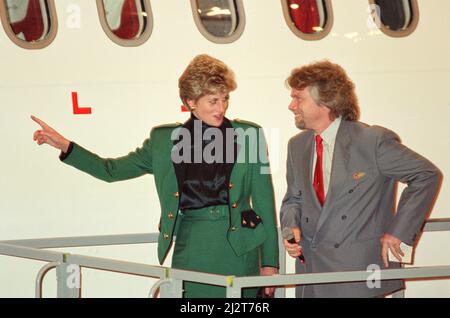 Prinzessin Diana, die Prinzessin von Wales, mit dem CEO von Virgin Atlantic, Richard Branson.heute startet die Prinzessin den neuen Airbus 340 von Richard Branson, dem Geschäftsmagnaten von Virgin Atlantic. Am Flughafen Heathrow heißt es „The Lady in Red“. London. Bild aufgenommen am 6.. Dezember 1993 Stockfoto