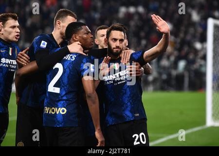 Torin, Italien. 03. April 2022. Hakan Calhanoglu (Inter) während des italienischen "Serie A"-Spiels zwischen Juventus 0-1 Inter im Allianz Stadium am 3. April 2022 in Turin, Italien. (Foto von Maurizio Borsari/AFLO Credit: Aflo Co. Ltd./Alamy Live News Stockfoto